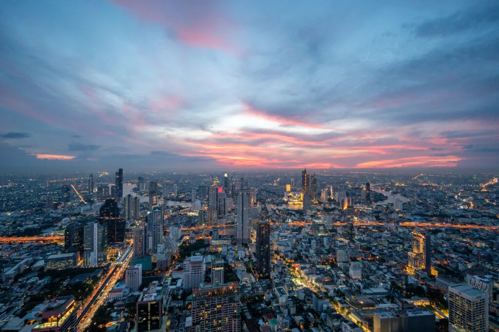 Blick vom King Power Mahanakhon &uuml;ber die Hochh&auml;user von Sathorn und Silom