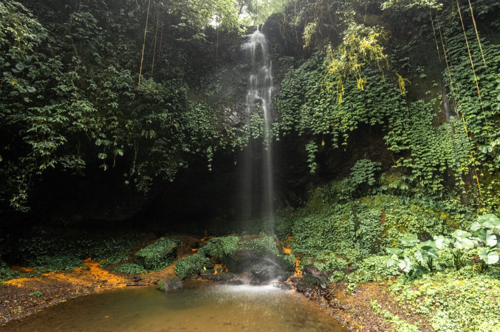Kleiner Wasserfall an den Banyu Wana Amertha Waterfalls in Munduk auf Bali