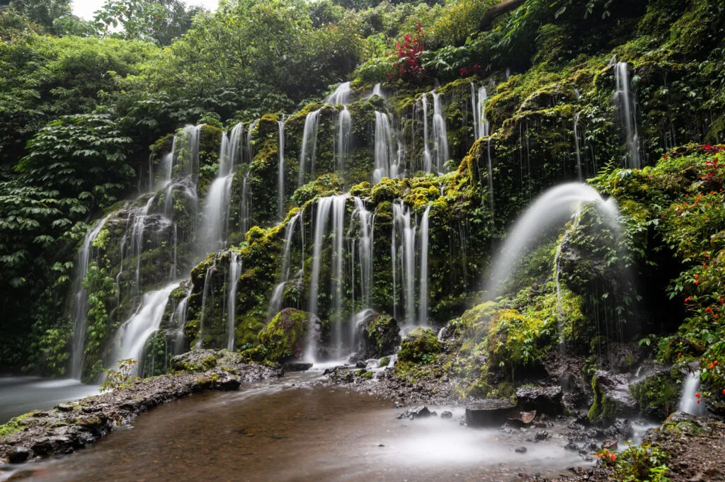 Kasakden der Banyu Wana Amertha Waterfalls in Munduk auf Bali