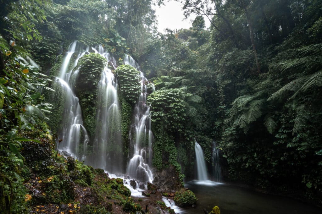 Großer Wasserfall an den Banyu Wana Amertha Waterfalls in Munduk auf Bali