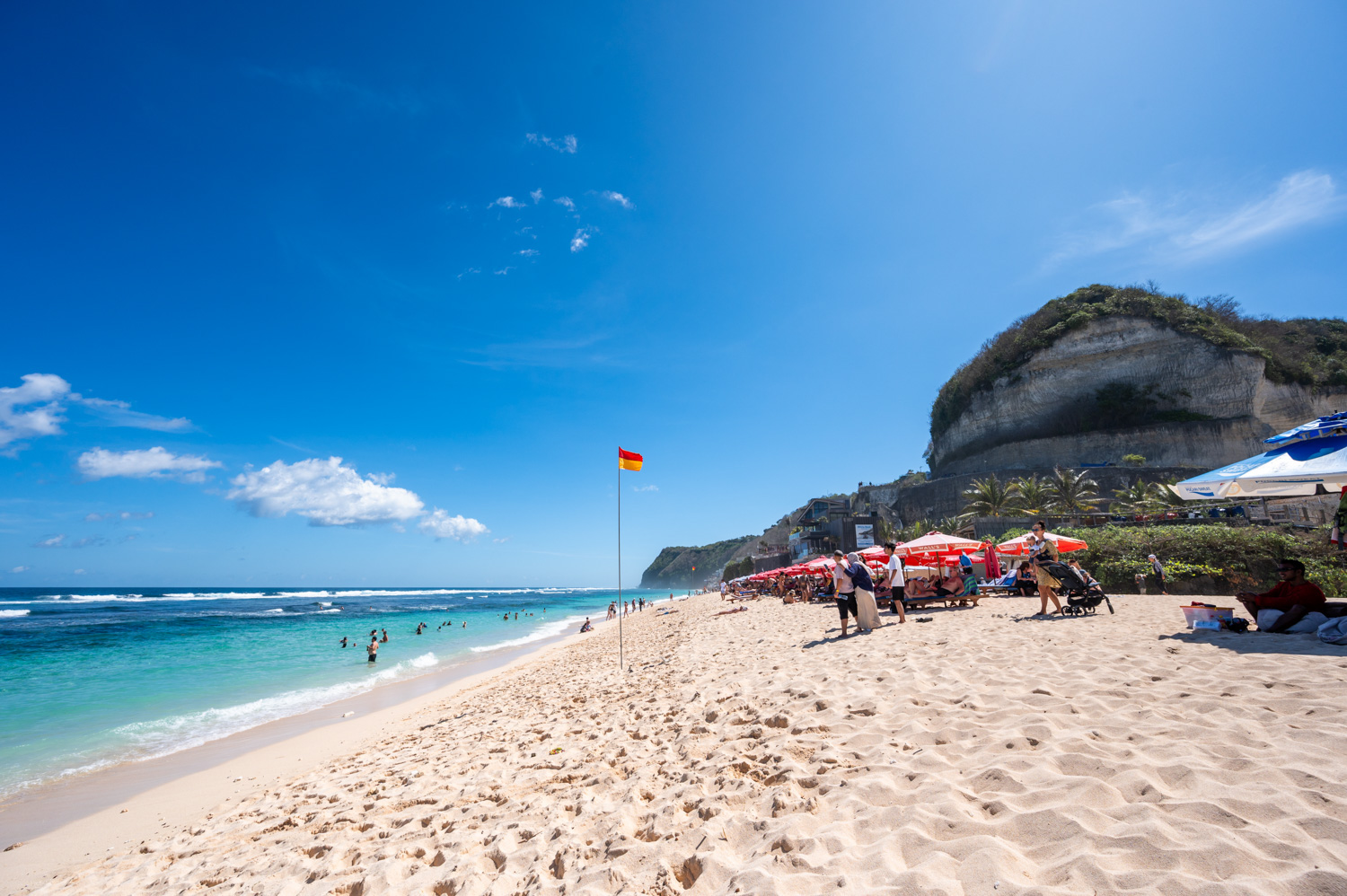 Beach Clubs am Melasti Beach Uluwatu (2) Urlauber baden am Melasti Beach