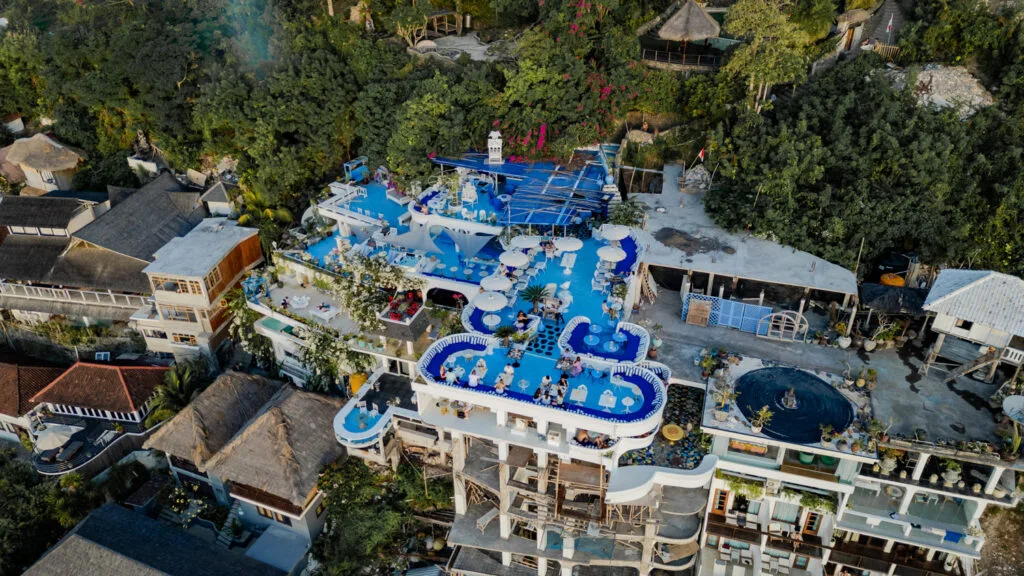 Sunset Bar an den Klippen des Bingin Beach