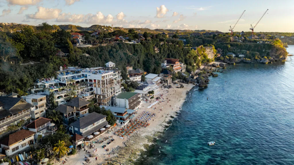 Drohnenfoto zum Sonnenuntergang am Bingin Beach in Uluwatu
