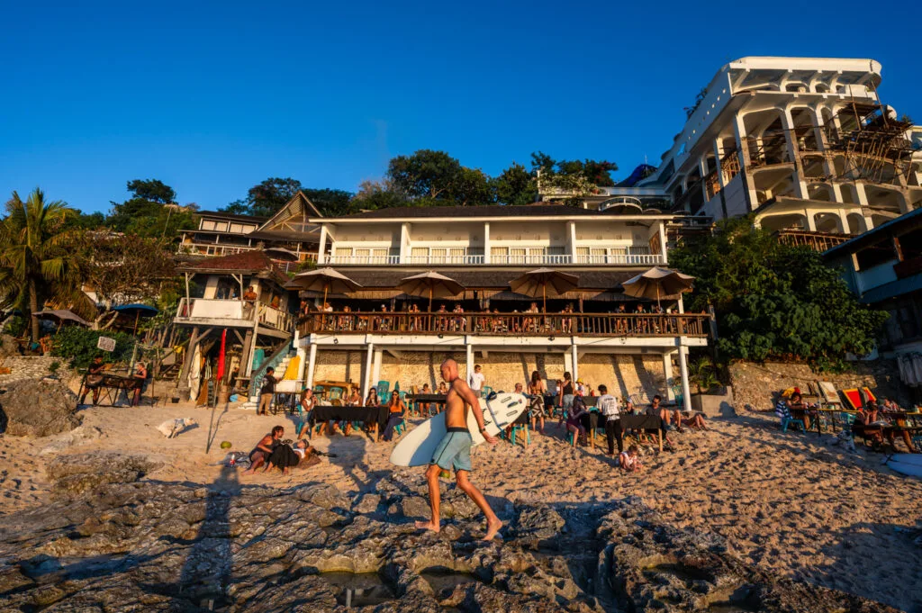 Frauen haben Dinner am Bingin Beach