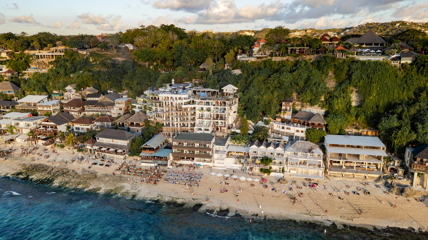 Bingin Beach Uluwatu Hotels Hotels an den Klippen des Bingin Beach und Blick auf den Ort im Hinterland