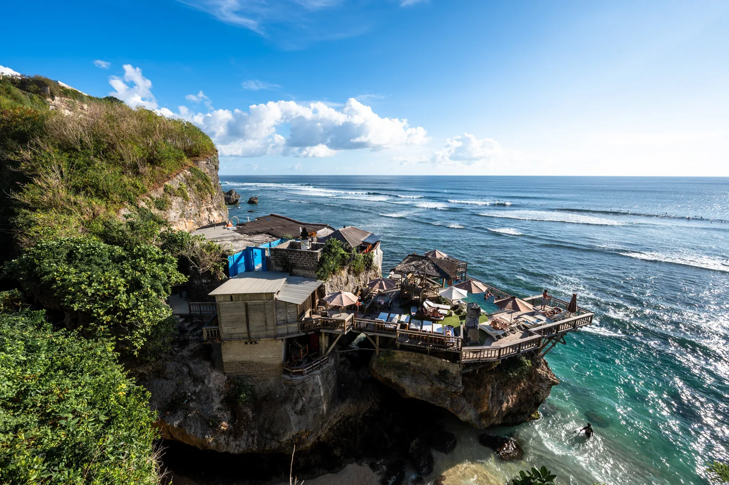 Ausblick auf die Poolbar am Blue Point Beach und Surfer im Hintergrund