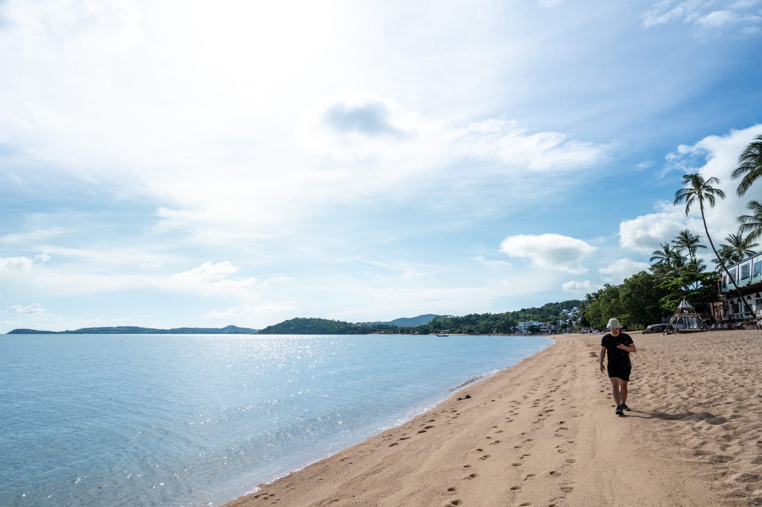 Bo Phut Beach (1) Nils Alexander Kemna läuft mit Notizheft und Kamerrarucksack den Bo Phut Beach auf Koh Samui ab, um für den kompletten Koh-Samui-Reiseführer zu recherchieren