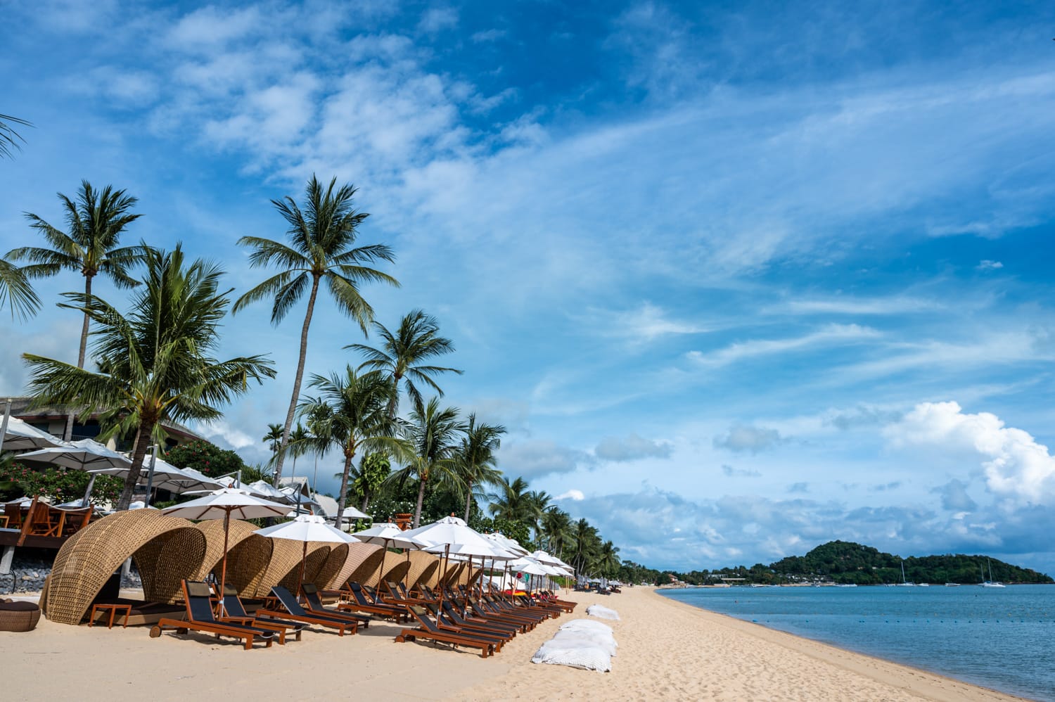 Bo Phut Beach (2) Sonnenliegen eines Resorts am westlichen Abschnitt des Bo Phut Beach auf Koh Samui