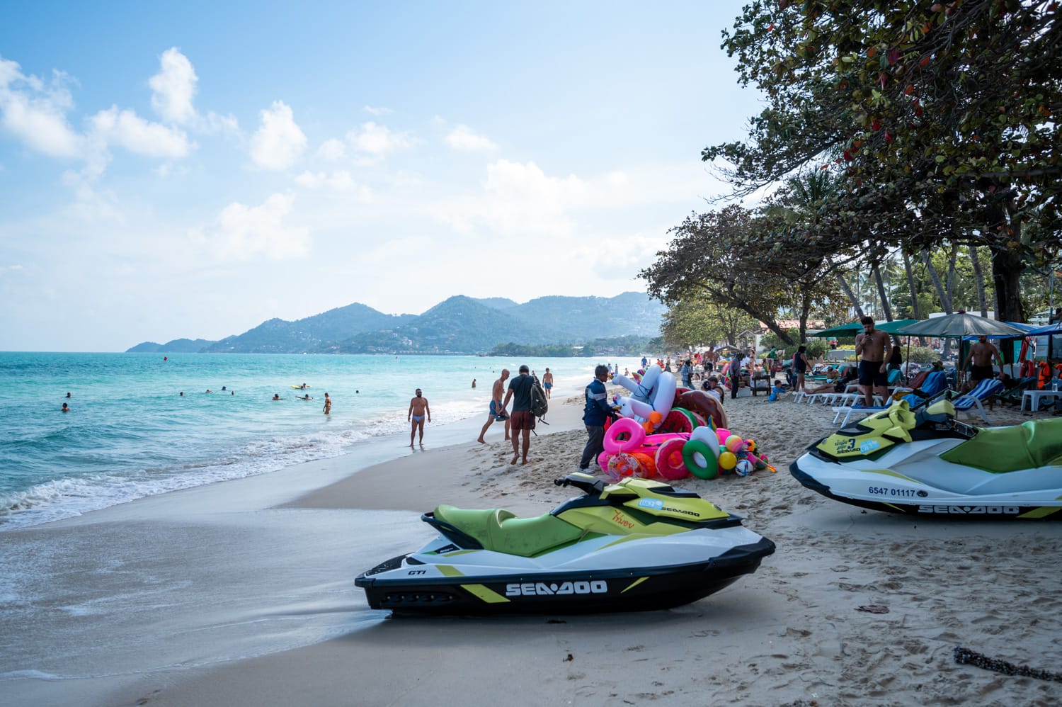 Chaweng Beach Jetski Sehr viele Touristen und Jetskis am Chaweng Beach während der Hochsaison auf Koh Samui
