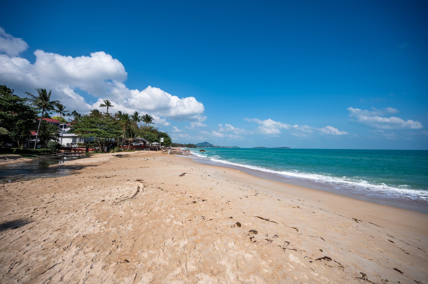 Chaweng Noi Beach (1) Leichte Wellen am wenig besuchten Chaweng Noi Beach auf Koh Samui