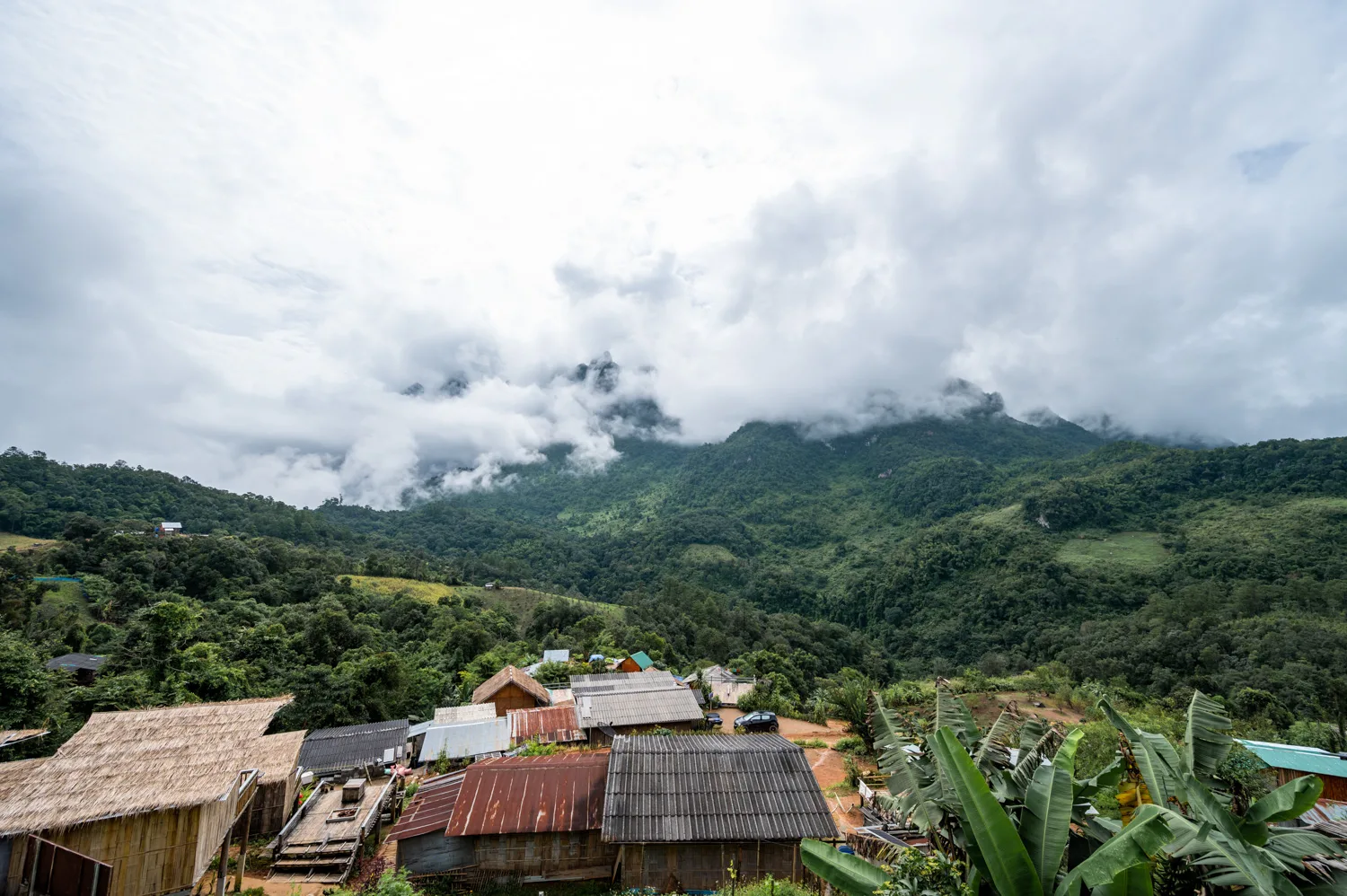 Ausblick vom Doi Luang Chiang Dao Viewpoint auf den Berg