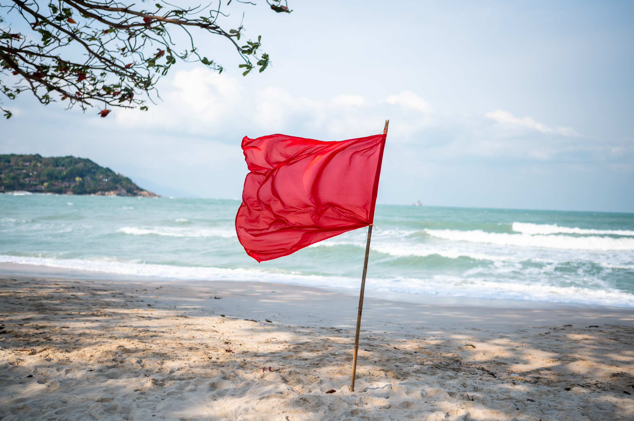 thailand november koh samui Rote Flagge verbietet das Baden am Choeng Mon Beach auf Koh Samui im November