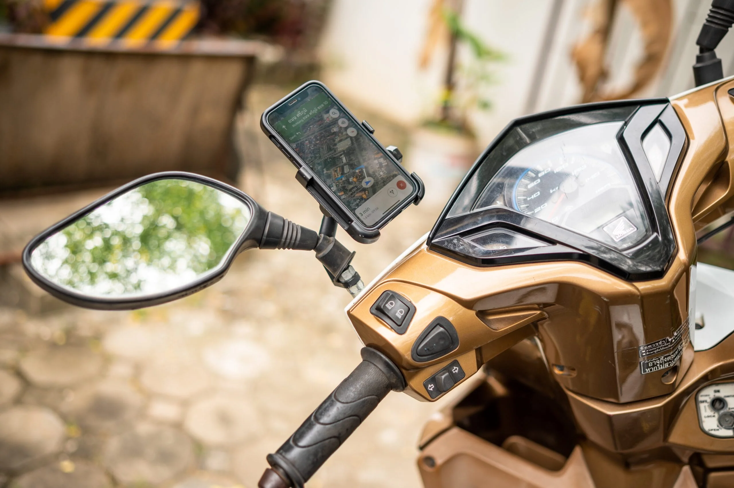 Roller mit Smarpthonehalterung auf dem Mae Hong Son Loop