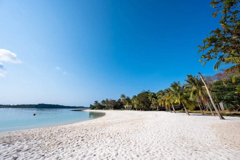 Weißer Sand am Strand von Koh Kham