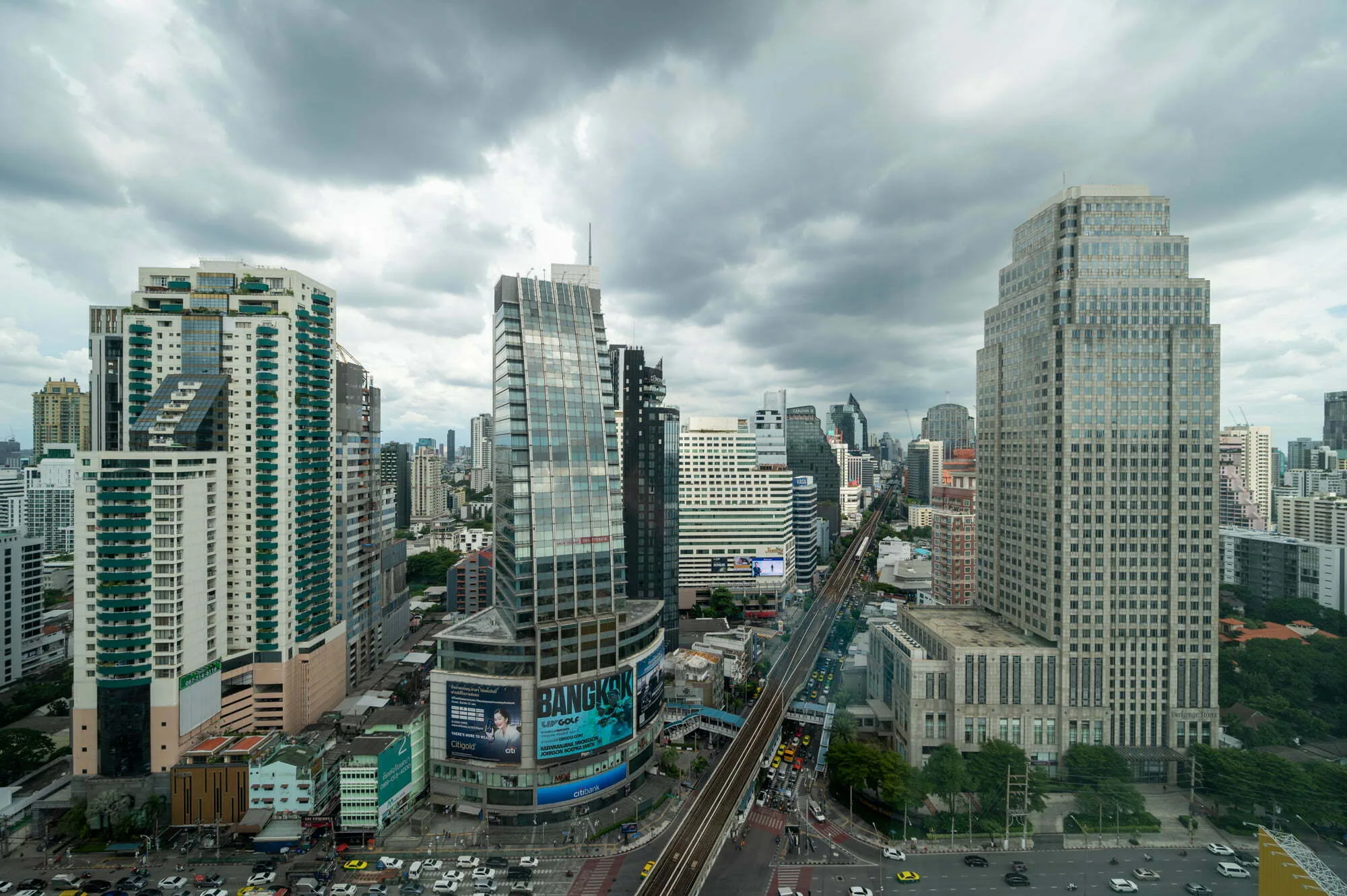 dichte wolken in bangkok auf reise nach thailand im oktober