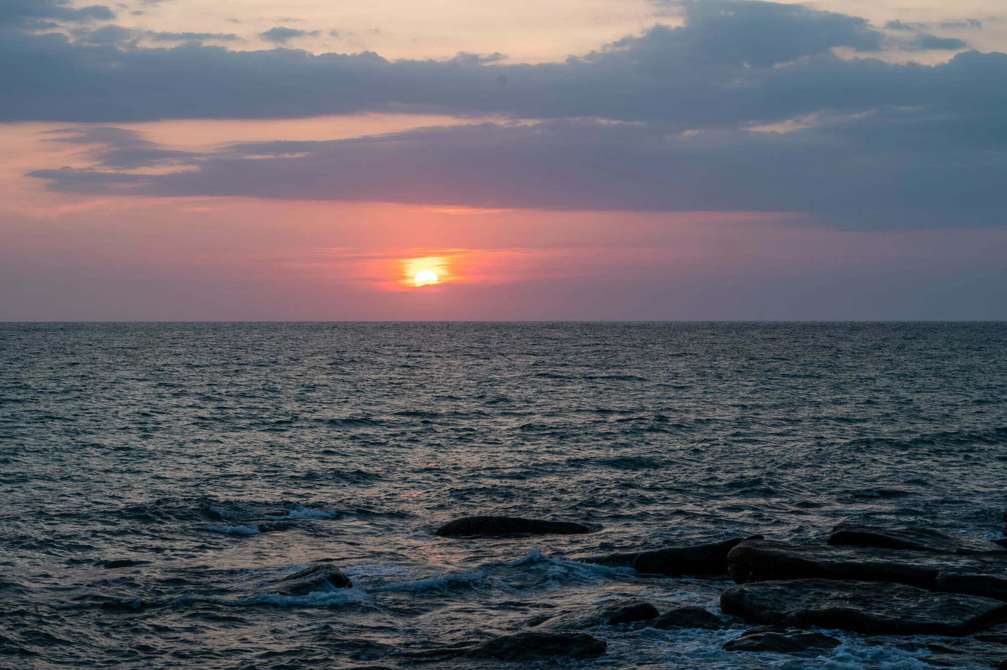 Von Wolken verdeckter Sonnenuntergang auf Koh Kood