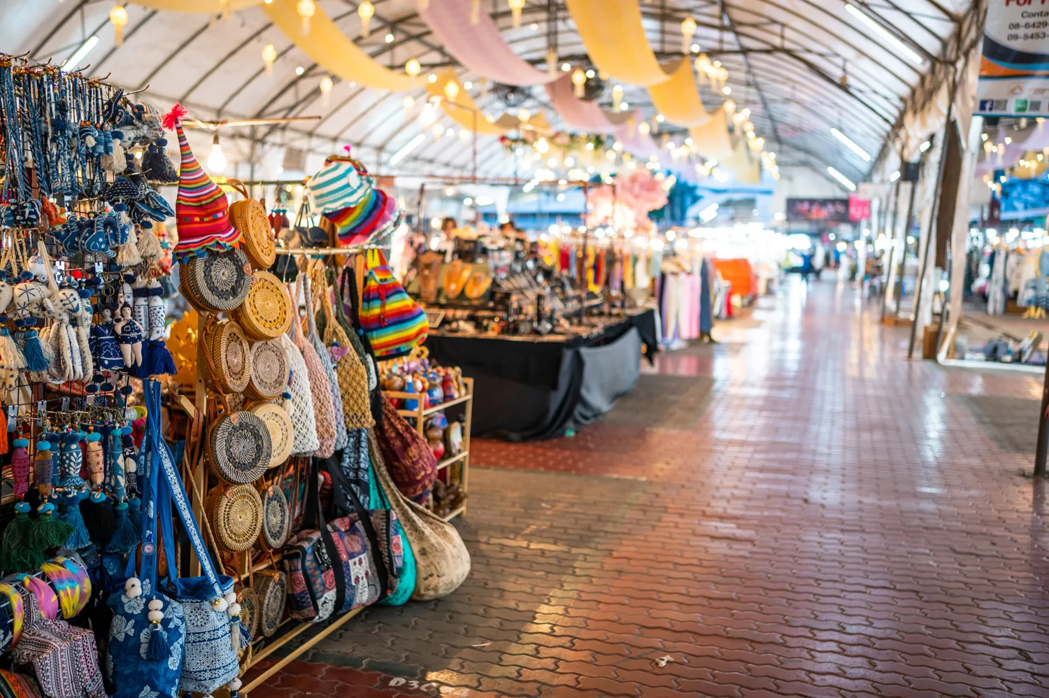 Shopping auf dem Chiang Mai Night Bazaar