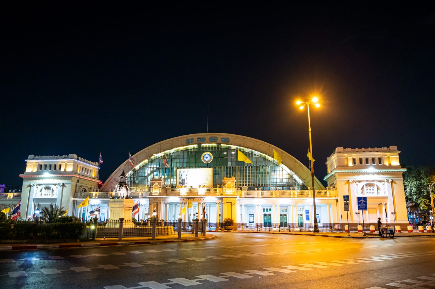Hua Lamphong beleuchtet bei nacht Hua Lamphong Bahnhof Bangkok beleuchtet