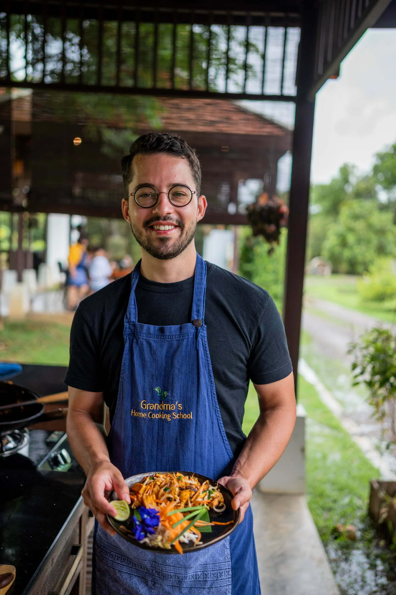 Alex bei einem Kochkurs an einem verregneten Tag in Chiang Mai