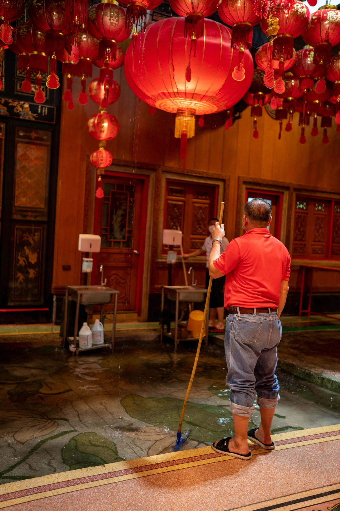 Überschwemmung im Wat Mangkok in Bangkok nach einem kurzen heftigen Regenschauer