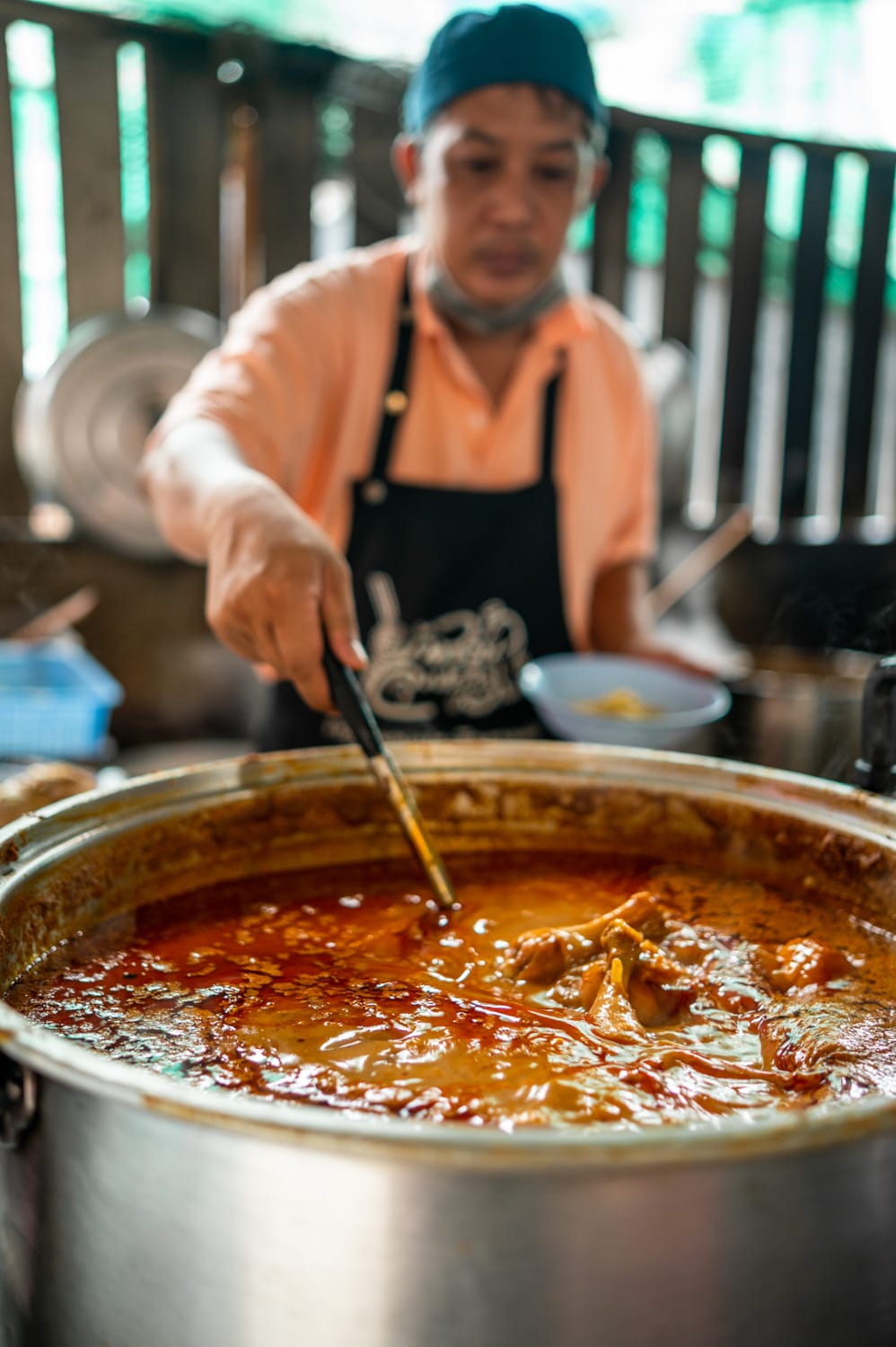 Khao Soi in einem Restaurant im Bereich der Wua Lai Road in Chiang Mai