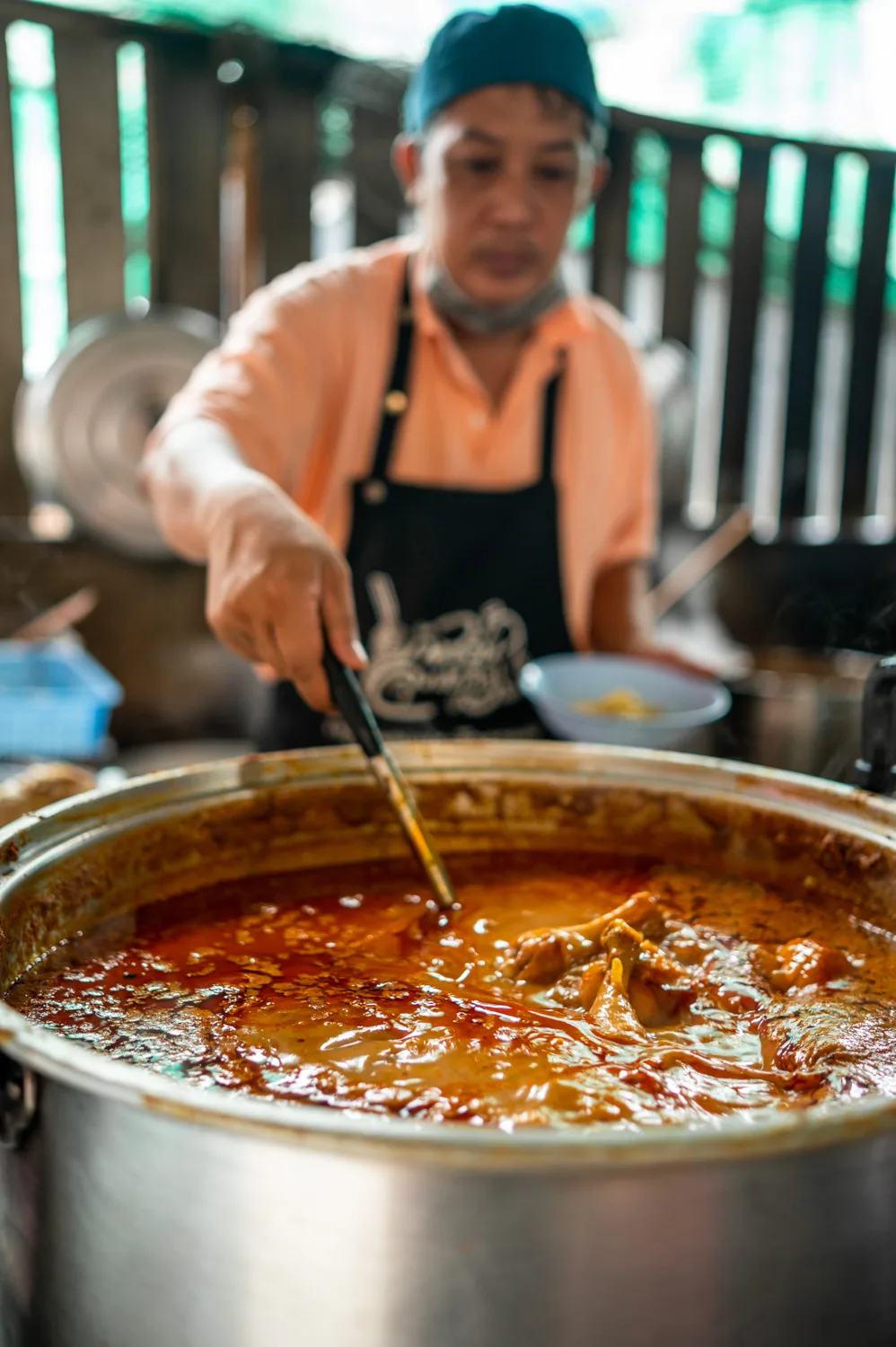 Khao Soi in einem Restaurant im Bereich der Wua Lai Road in Chiang Mai