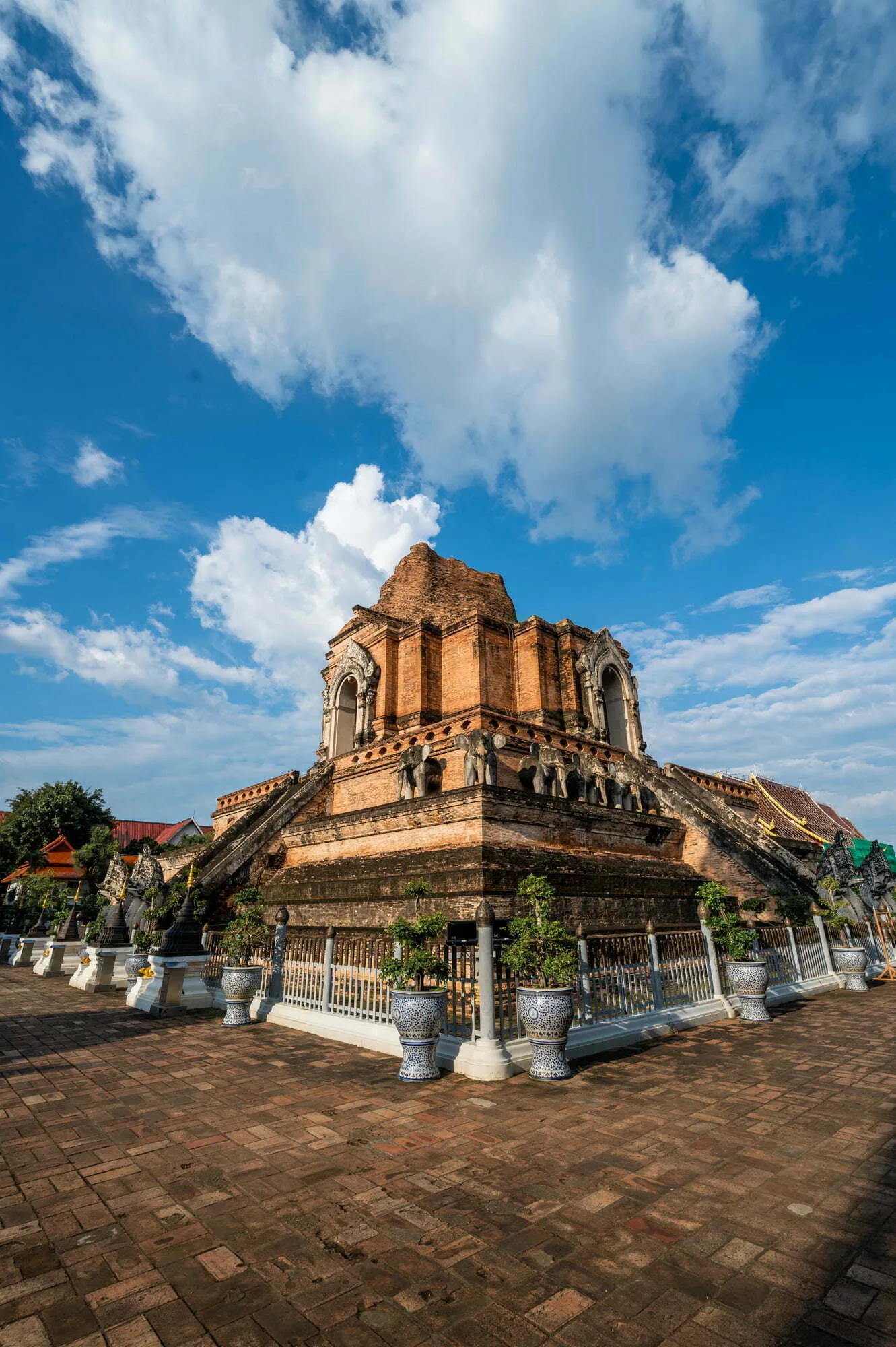 Wat Chedi Luang vor leicht bewölktem Himmel im Oktober
