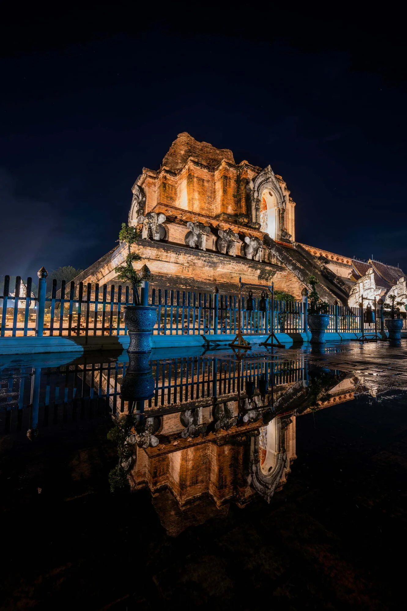 Wat Chedi Luang in Chiang Mai am Abend Beleuchteter Wat Chedi Luang am Abend in Chiang Mai