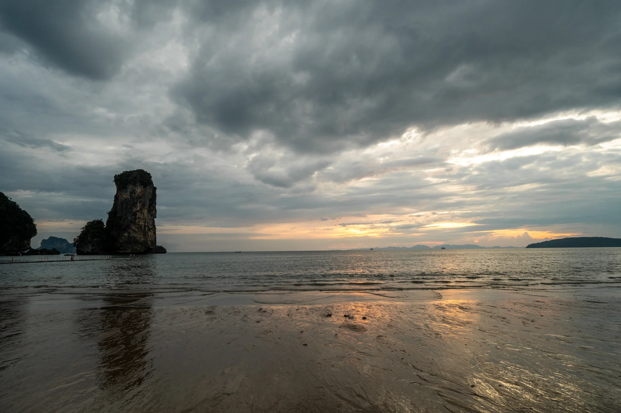 Schnell aufziehender Schauer in Ao Nang während der Regenzeit im August