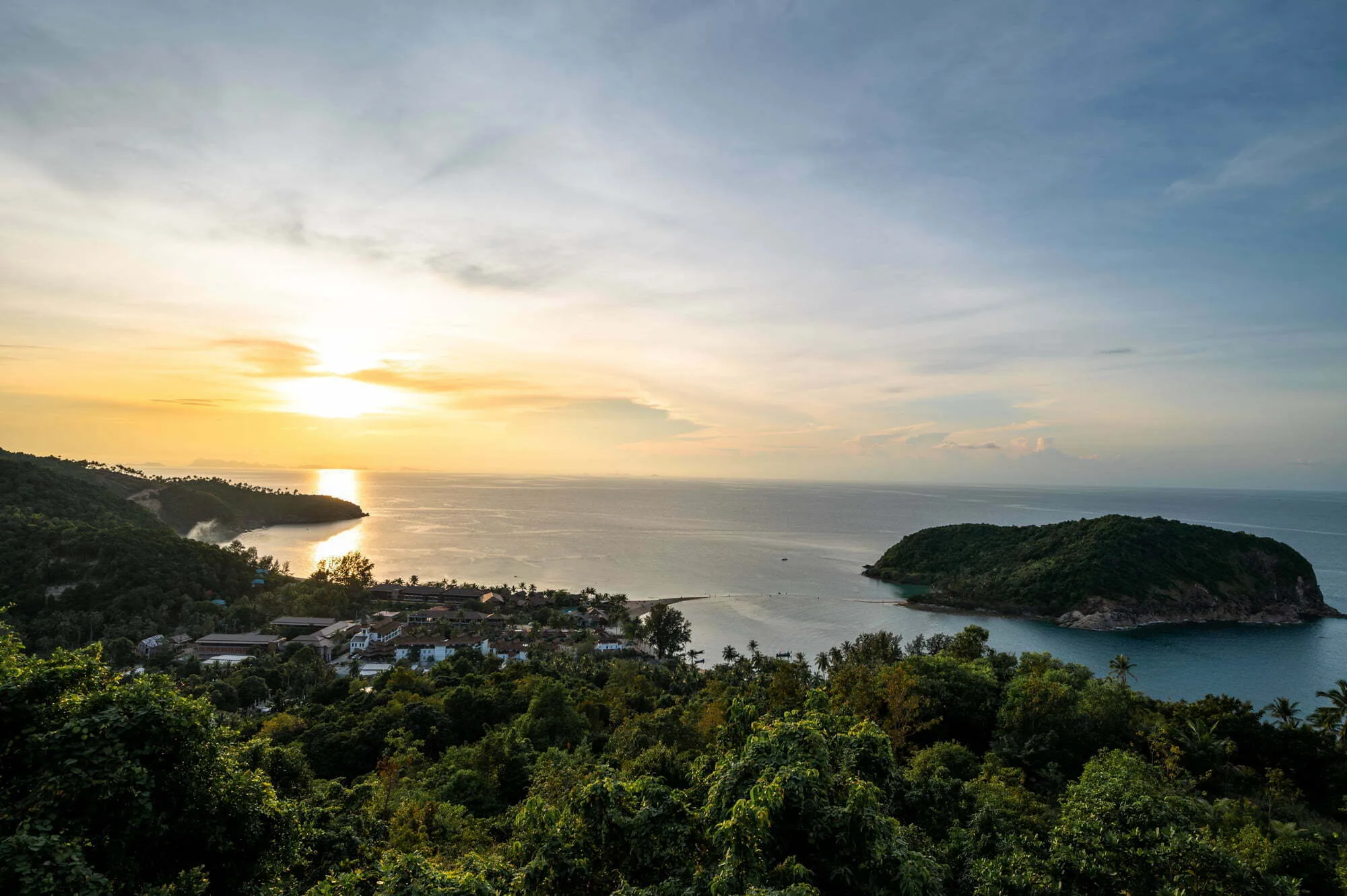 Ausblick im 420 Club auf Koh Phangan zum Sonnenuntergang hinter Koh Ma