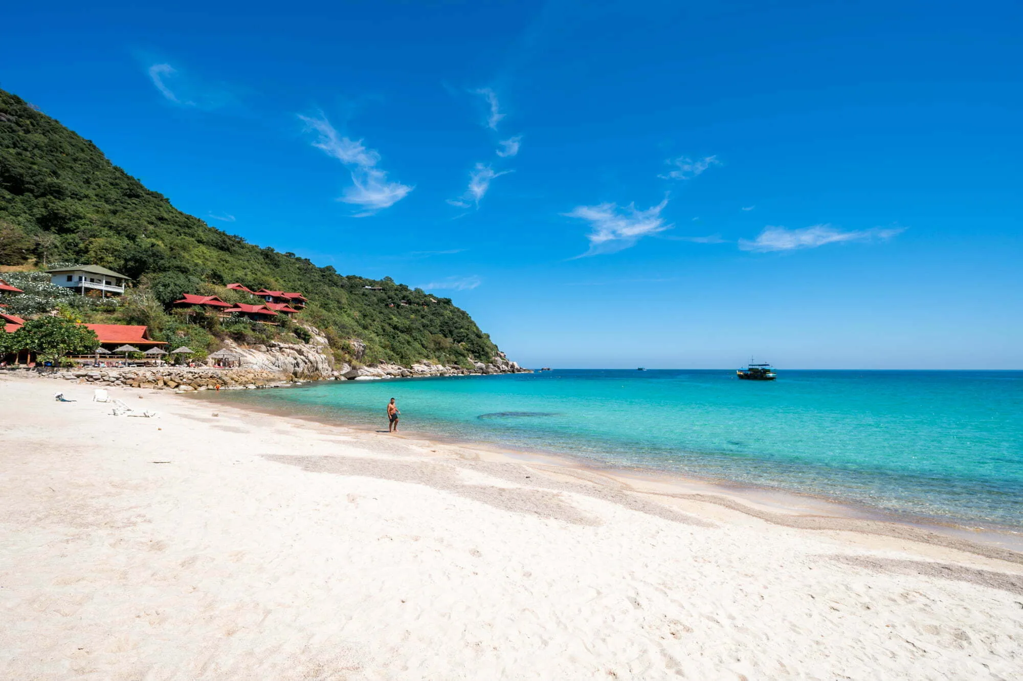 Weißer Sand und türkisfarbenes Wasser in der Aow Leuk Bay auf Koh Tao