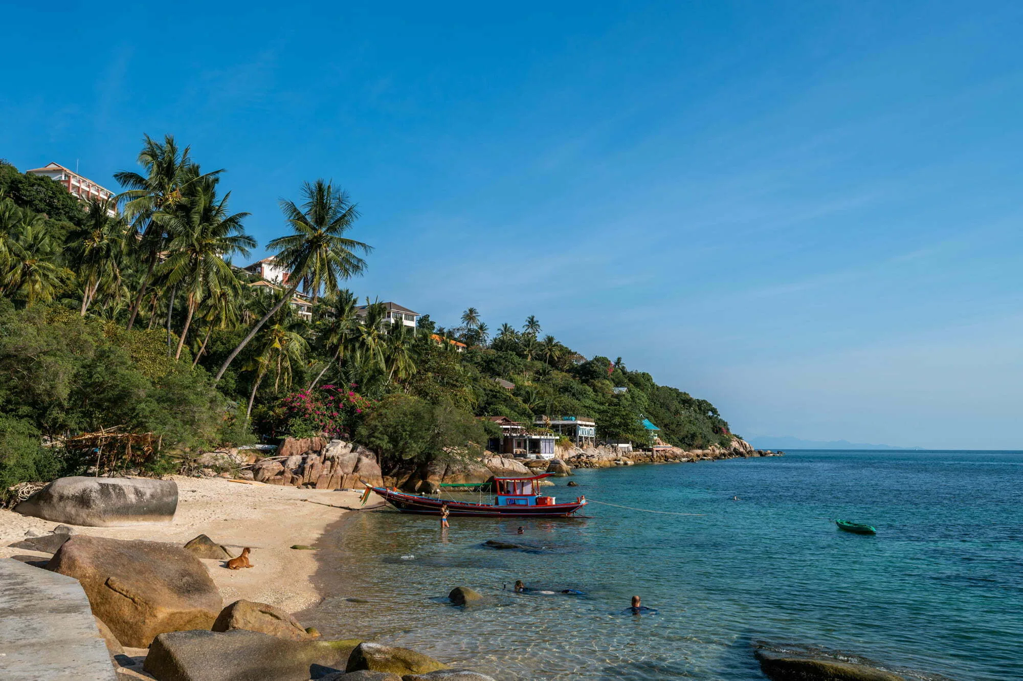 Touristen baden in der June Juea Bay auf Koh Tao