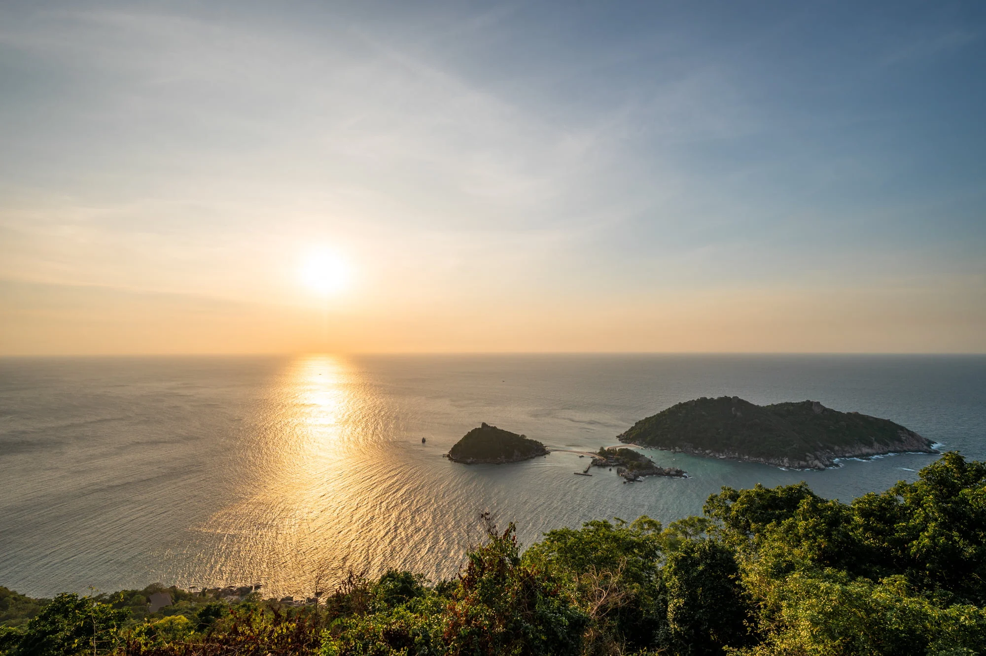 Blick vom Top Point Koh Tao auf Koh Nang Yuan und den Sonnenuntergang
