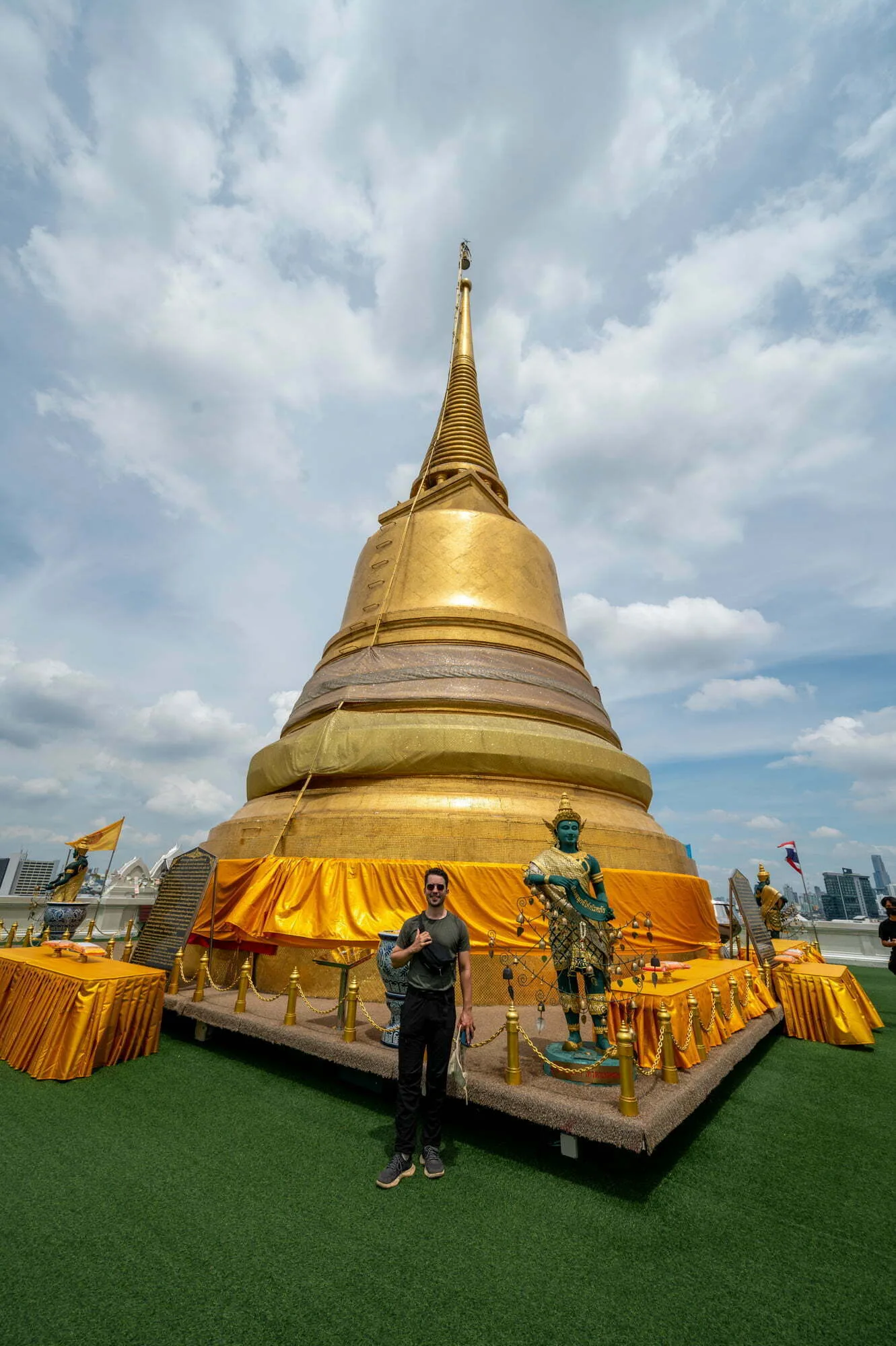 Alex nach einem Schauer im August beim Wat Saket in Bangkok