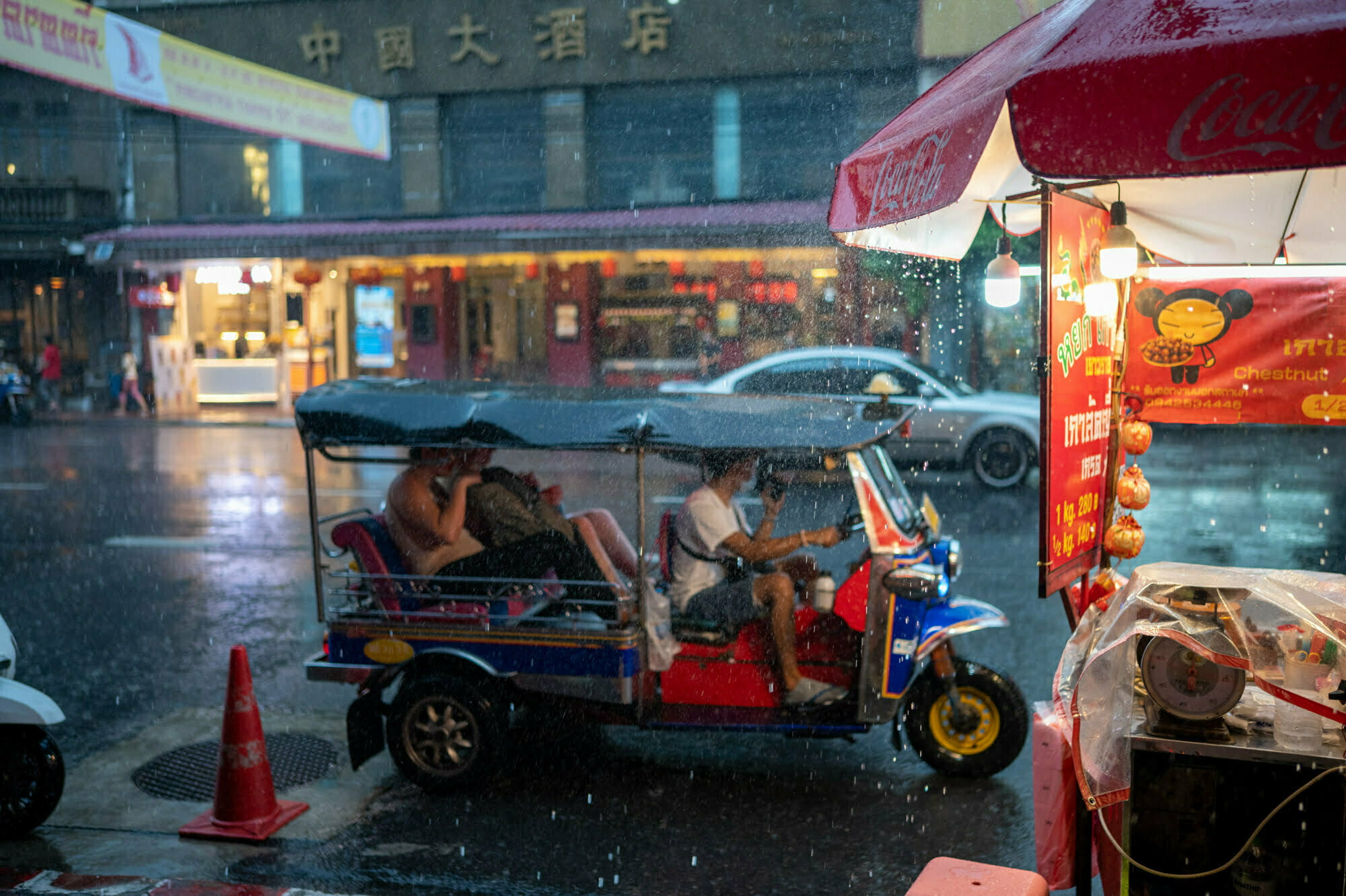 tuk tuk bei starkem regen in bangkok auf reise nach thailand im september
