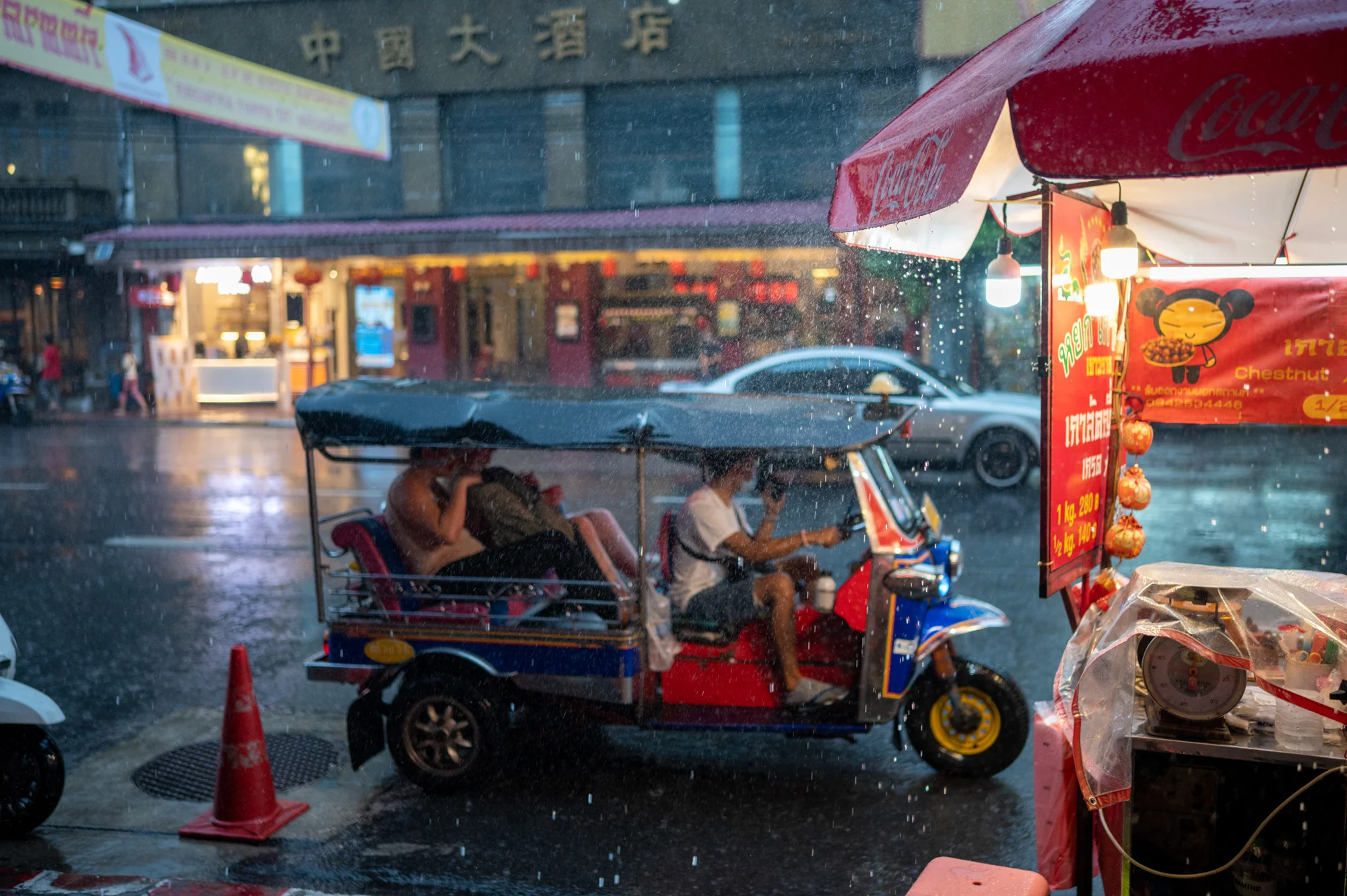 Tuk Tuk bei starkem Regen im September in Bangkok