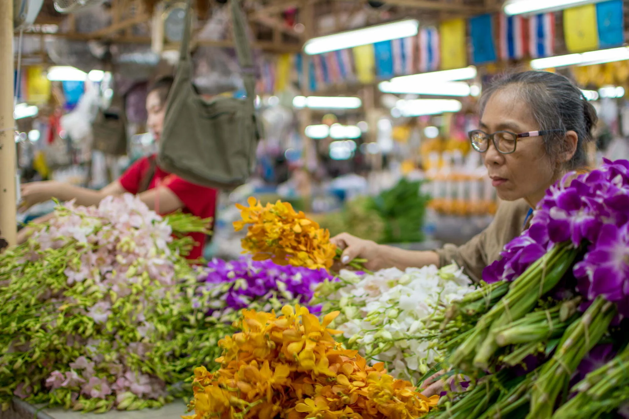 bangkok flower market Bluemhändlerin auf dem Pak Khlong Talat Blumenmarkt in Bangkok