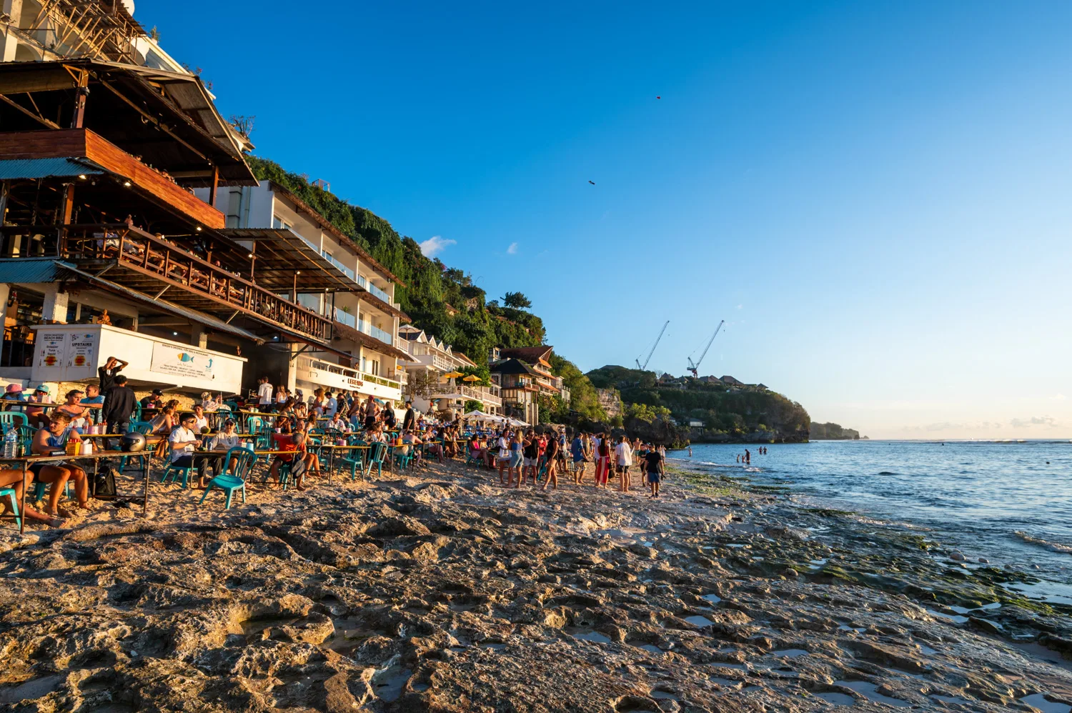 Viele Besucher zum Sonnenuntergang am Bingin Beach