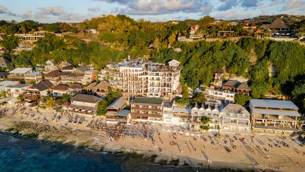 Bebaute Steilklippen am Bingin Beach in Uluwatu