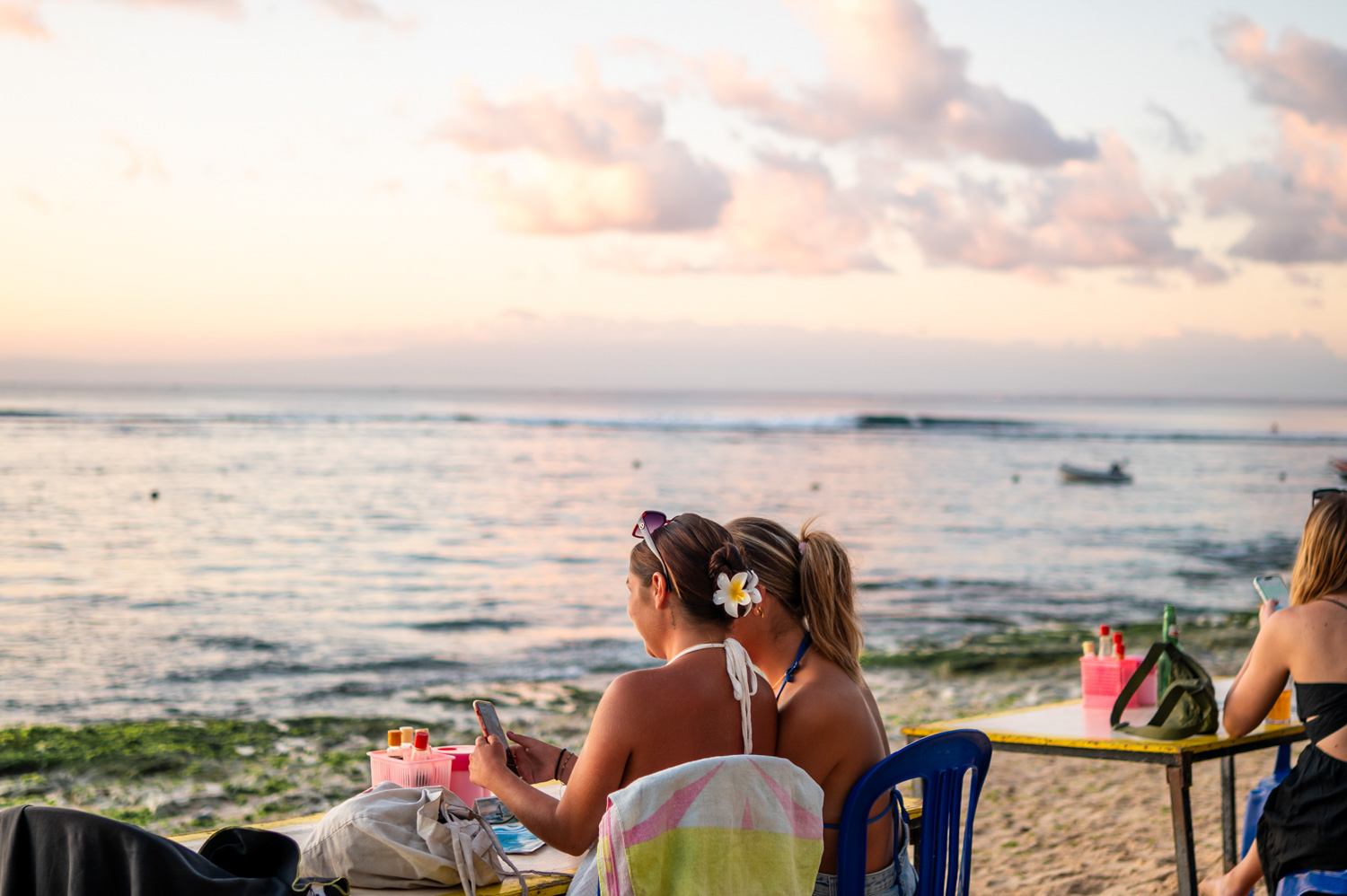 Dinner und Sonnenuntergang am Bingin Beach Uluwatu (3) Urlauber zum Abendessen am Bingin Beach
