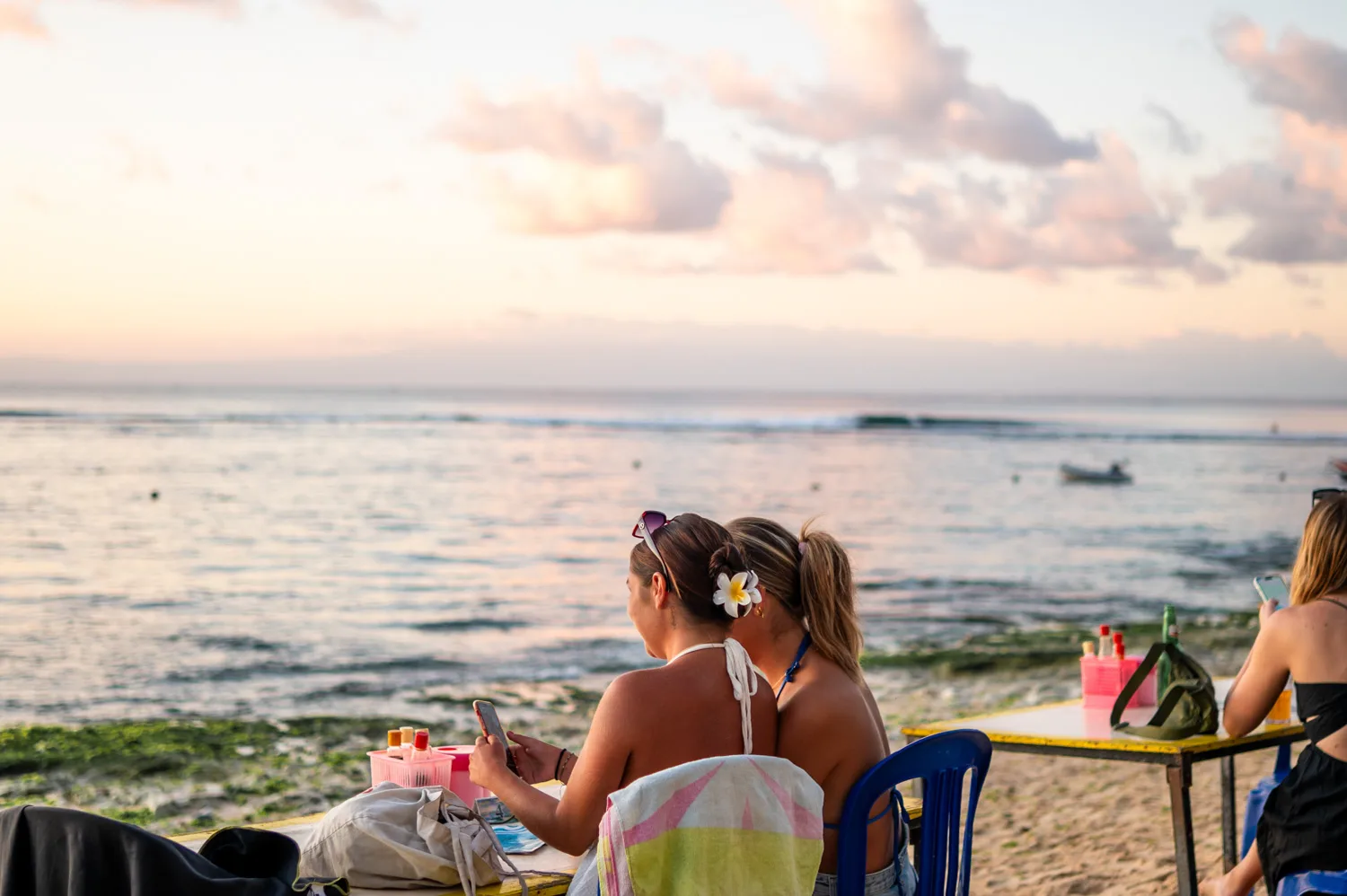 Urlauber zum Abendessen am Bingin Beach