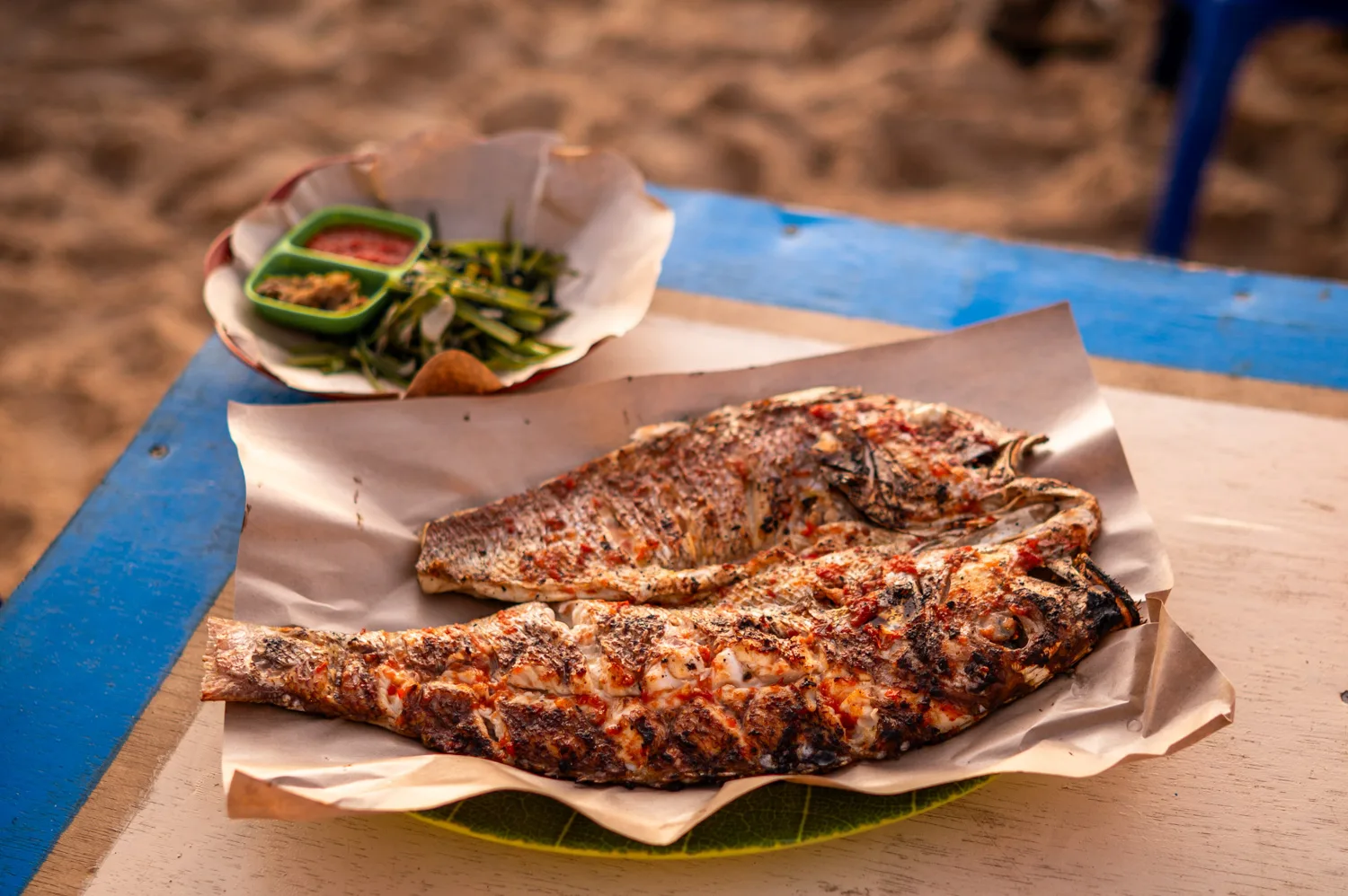 Unser gegrillter Fisch zum Sonnenuntergang am Bingin Beach