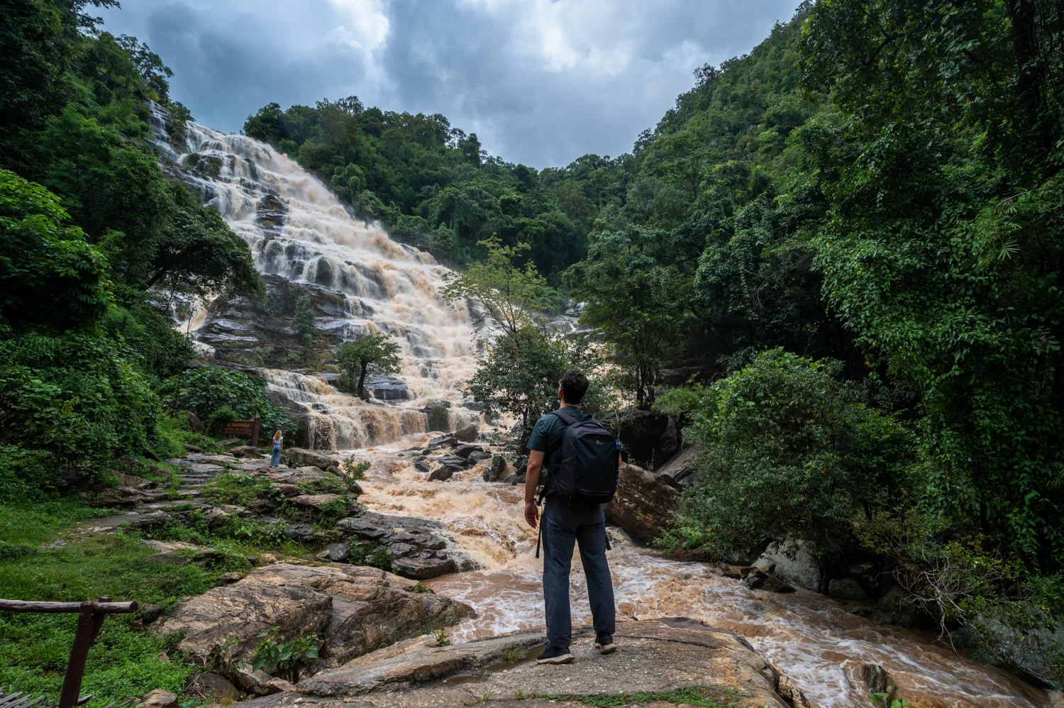 Nils Alexander Kemna am Mae Ya Wasserfall im Doi Inthanon Nationalpark
