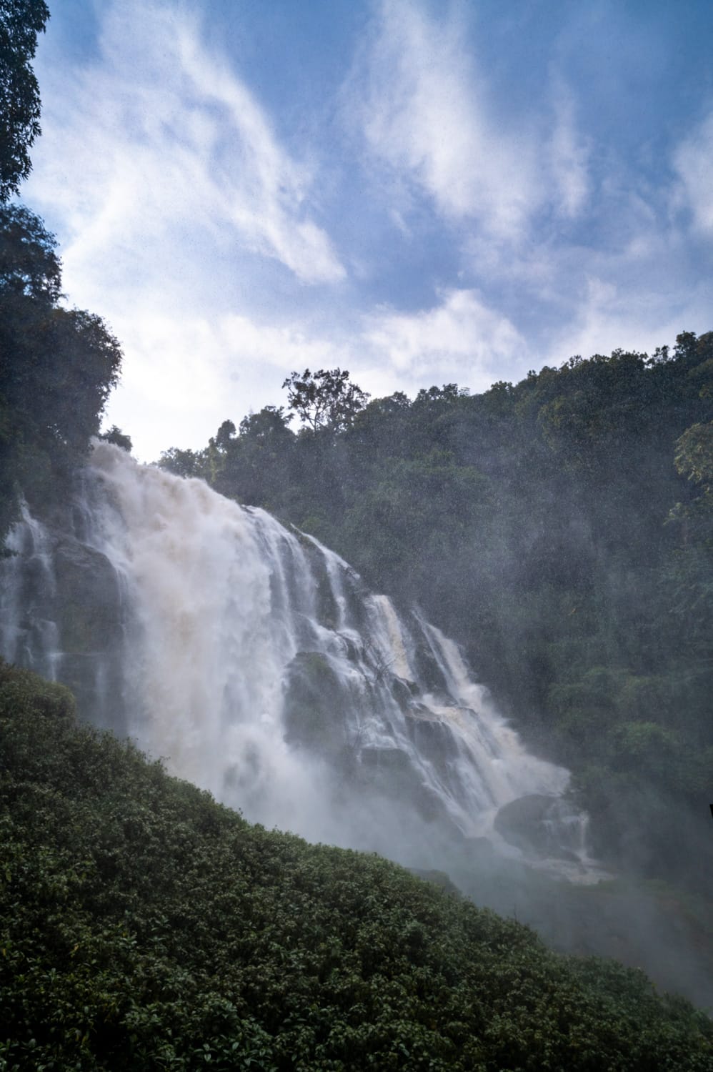 Doi Inthanon Nationalpark (12) Wachirathan Wasserfall im Doi Inthanon Nationalpark
