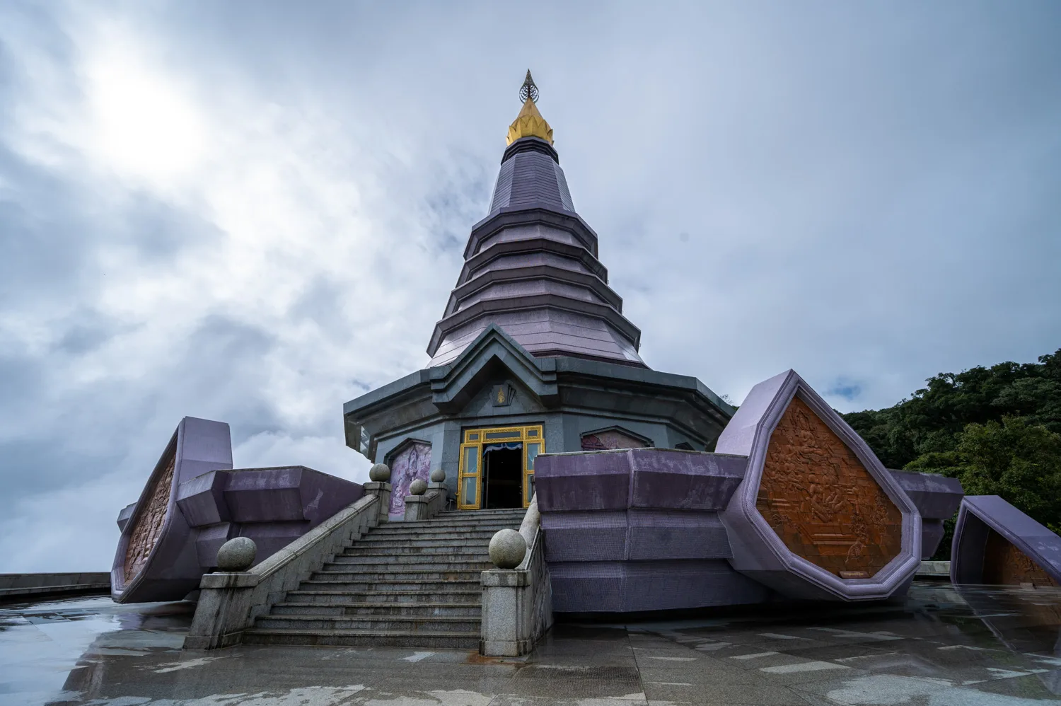 Einer von zwei Chedis der königlichen Zwillingspagoden im Doi Inthanon Nationalpark