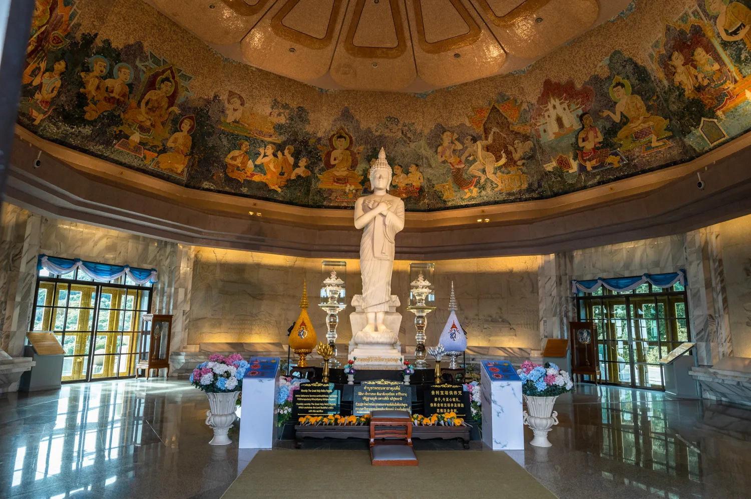 Im Inneren der königlichen Zwillingspagoden im Doi Inthanon Nationalpark