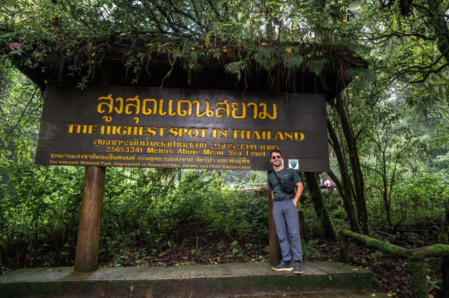 Doi Inthanon Nationalpark (6) Nils Alexander Kemna am Schild am höchsten Punkt in Thailand entlang des Yod Doi Nature Trail im Doi Inthanon Nationalpark