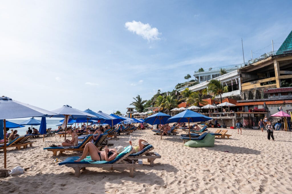Liegen und Schirme am Dreamland Beach