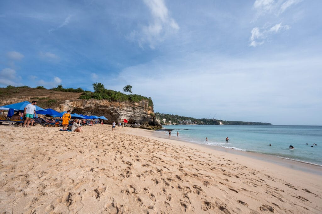 Blick entlang des Dreamland Beach in Uluwatu