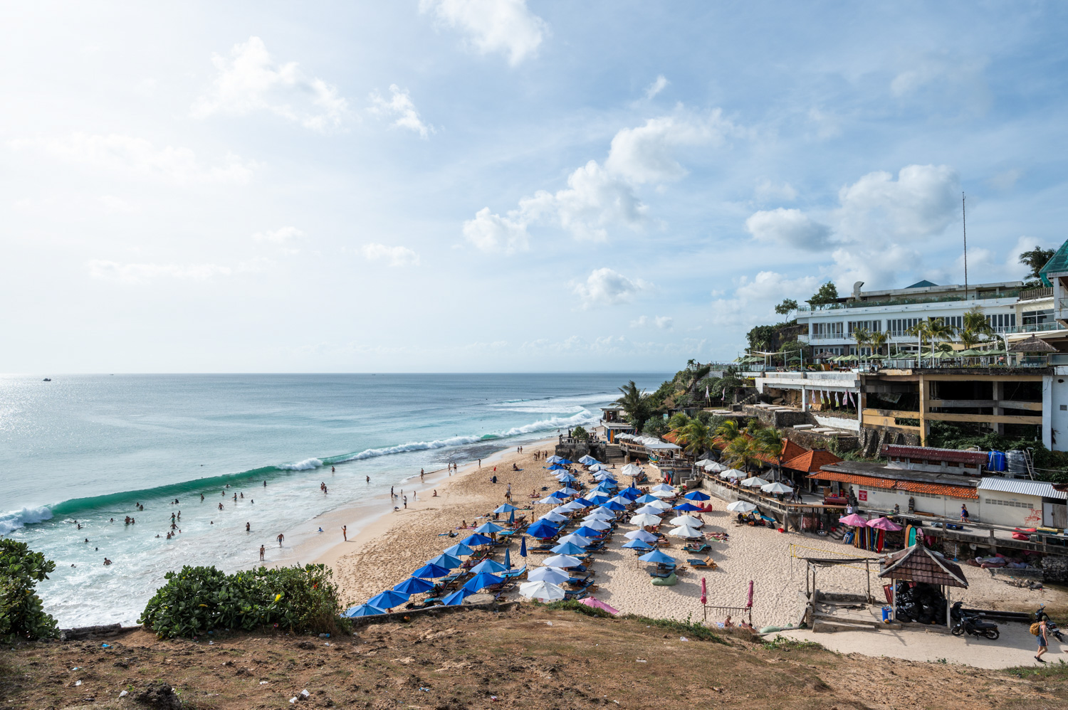 Dreamland Beach Uluwatu Hotels Ausblick auf Sonnenliegen und Hotels am Dreamland Beach